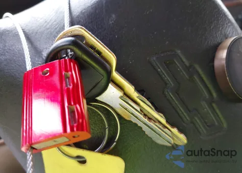 1999 Chevrolet Suburban 1500 z USA, uszkodzony, nr VIN 1GBEC16R9XJ502717